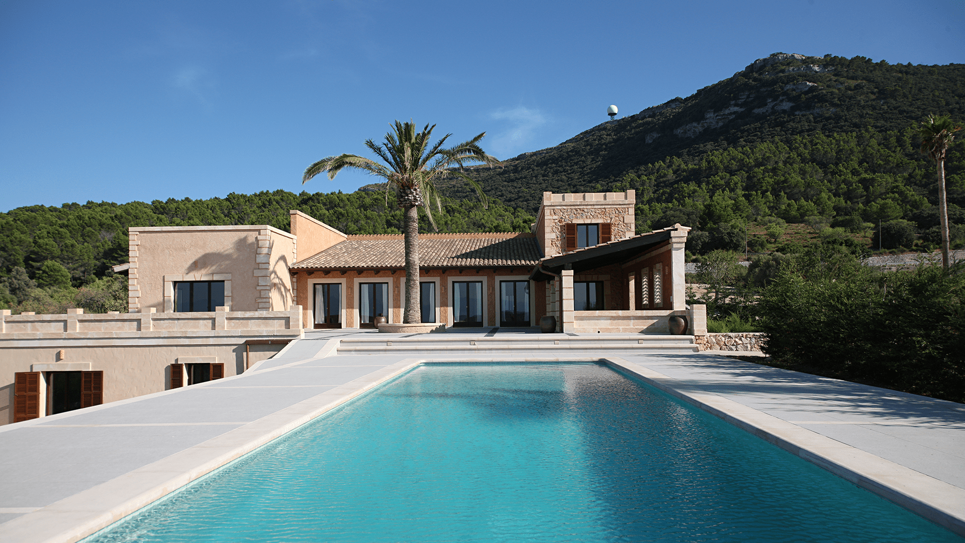 Renovated finca in Mallorca with pool in the foreground